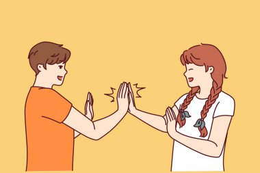 Çocuklar el çırpmaca oynuyorlar gülüyorlar ve gençlerin arkadaşlığının ve mutlu bir çocukluğun tadını çıkarıyorlar. Erkek ve kız okuldan sonra aktif oyunlar yoluyla çocukların sosyalleşmesi konsepti için el çırpmaca oynuyorlar.