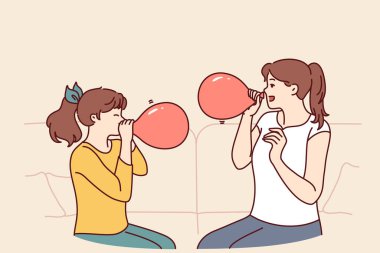 Anne ve kızı doğum günü partisi için daireyi dekore etmek için koltukta oturan balonları şişiriyor. Kız, ablasıyla birlikte oynamak için balon kullanıyor ya da ses değiştirmek için helyum soluyor.