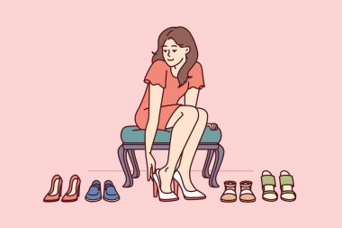 Alışverişkolik kadın mağazada ayakkabı deniyor ve partiye gitmek için yüksek topuklu ayakkabı seçiyor. Ayakkabıları olan, alışverişi seven ve gardırobunu değiştirmek isteyen moda butiğinin ziyaretçisi bir kız.
