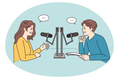 Gülümseyen çeşitli insanlar stüdyoda mikrofonlarda podcast 'te birlikte konuşuyorlar. İstasyonda iyi radyo sunucusu röportajları. Eğlence endüstrisi. Vektör illüstrasyonu.