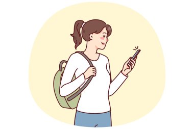 Sırt çantalı gülümseyen kız öğrenci internetten iletişim kuruyor. Cep telefonuyla sosyal ağları tarayan mutlu bir kadın. Düz vektör illüstrasyonu.