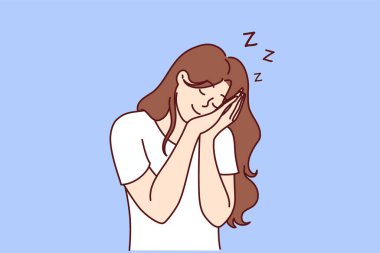 Ayakta uyuyan, gülümseyen, dinlenmeye ihtiyacı olan bir kadın. Mutlu kız uyuyor ve güzel rüyalar görüyor. Uyanmak istemiyor. Öğlen uykusu ya da öğle uykusu konsepti için.