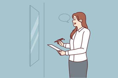 Kadın, motivasyon konuşması için prova yapıyor. Aynanın önünde duruyor ve konuşma sanatını ve ikna edici becerileri öğreniyor. İş kadını elinde kalem ve kağıt parçasıyla konferans için sunum konuşması hazırlıyor.