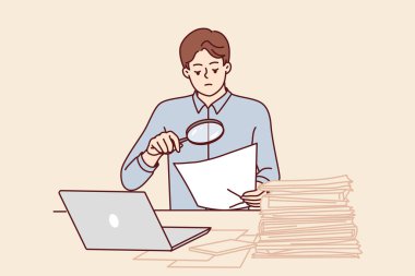 Vergi müfettişi ofisinde oturmuş, kontratı kontrol etmek için büyüteç kullanıyor. Finansal denetçi evrak işleri yapar, işlemin yasal saflığını ve doğruluk raporlarını kontrol eder.