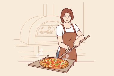 Kadın, İtalyan yemeği pişirmek için taş fırından tabak çıkarmak için pizza hazırlıyor ve kürek tutuyor. Önlüklü pizzacı şefi lezzetli margherita ya da erimiş peynirli pepperonili pizza sunuyor.