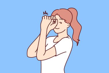 Kadın, görünmez dürbünden meraklı bir şekilde bakıyor ve uzaktan neler olduğunu bilmek istiyor. Meraklı kız merak hisseder ve ellerini gözlerine koyar. Etrafındaki dünyayı seyreder..