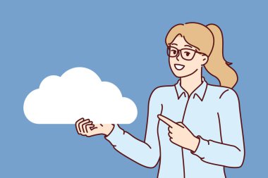 Kadın, veri depolama ve işleme için internet teknolojisini ve sanal sunucuları sembolize eden bulut gösterisi yapıyor. Pozitif iş kadını bulut depolama ve geliştirme bilişim teknolojileri kullanmayı önerdi