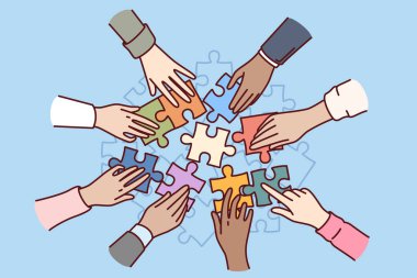 İş adamlarına, takım çalışmasını ve görevlerin müşterek yürütülmesini veya strateji oluşturulmasını sembolize eden bir bulmaca verin. Mevcut iş çözümlerini geliştirmek için şirket yönetim ekibinin takım çalışması