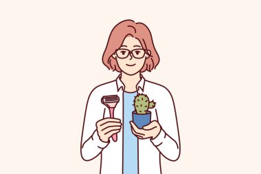 Kadın güzellik uzmanı tüy döküp, elinde jilet ve kaktüs tutarak vücut kıllarından kurtulmayı teklif ediyor. Kozmetik kliniğinden olumlu bir kız tüy dökümü ve şekerleme prosedürü öneriyor.