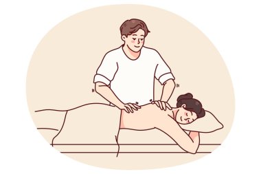 Erkek doktor, kaplıca ya da kuaförde bayan müşteriye sırt masajı yapar. Masör sırt ağrısı olan ve kas ağrısını tekrar yaşayan kadınlara yardım eder. Sağlık ve sağlık hizmetleri. Vektör illüstrasyonu.