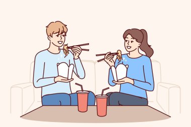 Çift, Çin restoranından getirilen çubuklarla kanepeye oturmuş erişte yiyor. Kadın ve erkek Asya fast food 'u yiyorlar ve Çin lokantasından alınan tavanın tadını çıkarıyorlar..