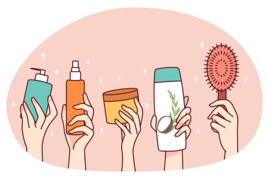 Elleri kozmetik ürünlerin şişelerini tutuyor. İnsanlar değişik güzellik örnekleri öneriyor. Spa ve kozmetoloji konsepti. Düz vektör illüstrasyonu.