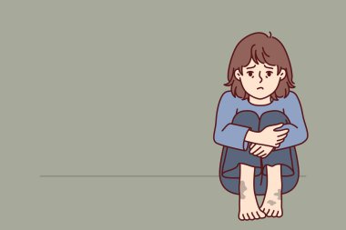 Kirli ayaklı zavallı kız yerde oturuyor ve ev ve yiyecek parası olmadığı için üzgün. Sosyal Hizmetler 'in maddi desteğine muhtaç evsiz bir çocuk.