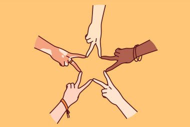 Kavram toleransı ve ayrımcılık yapmamak için parmaklarından yıldız şekli alan çok ırklı insanların elleri. Farklı insanların elleri birlik ve barış jesti gösteriyor.