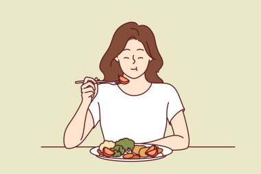 Kadın iştah açıcı taze sebze salatası yer ve gözlerini kapatır. Lezzetli ve sağlıklı diyetin tadını çıkarır. Beslenme uzmanının tavsiyesine göre, kız öğle veya sebzelerle akşam yemeği yer, yeni bir diyet önerir.