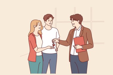 Emlakçı, ev satın alan ya da kiralık konut kiralayan müşterilere dairenin anahtarlarını veriyor. Gayrimenkul komisyoncusu, çiftlerin düşük faizli iyi şartlarda ipotek almalarına yardımcı oluyor