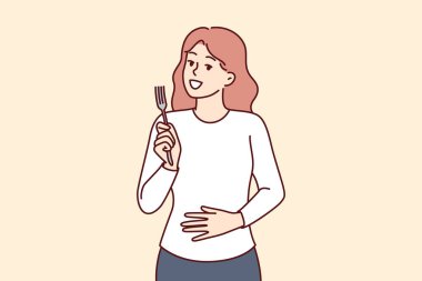 Elleri çatallı aç bir kadın mideye dokunuyor, iştahını ve yemek yeme arzusunu gösteriyor. Aç kızın yiyeceğe ihtiyacı var ve ekranda gülümseyerek garsonu bekliyor.