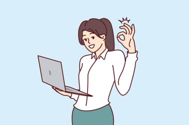 Şirketin kadın CEO 'su elinde dizüstü bilgisayarla duruyor ve çalışanlar tarafından önerilen plana onay vererek iyi niyet gösteriyor. İş kadını CEO 'luk görevini yerine getiriyor ve ekranda gülümsüyor.