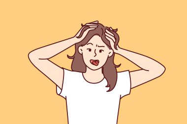 Manyak suratlı komik kadın kendi saçlarını mahvediyor, zihinsel bozukluk ve ilaç ihtiyacı var. Beyaz tişörtlü kız arkadaşlarını ya da küçük çocuğunu neşelendirmek için komik bir ifade takınıyor..