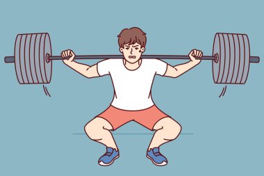 Adam omuzlarında halterle çömelmiş, spor salonunda halter kaldırıyor ve yeni spor rekoru kırmaya çalışıyor. Adam profesyonel vücut geliştirici olmak istiyor kas yapmak için halteri kaldırıyor ve fitness 'te başarılı oluyor.