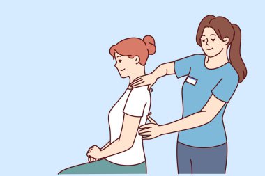 Kadın fizyoterapist, başarısız egzersizden sonra omuz veya sırt ağrısını hafifletmek için hastaya masaj yapar. Kız fizyoterapist olarak çalışıyor ve kayropraktik ile meşgul ve hasta omurgalı insanlara yardım ediyor.