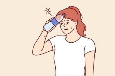 Yürüyüş sırasında güneş çarpması geçiren bir kadın alnına bir şişe su koyar ve dinlenmesi ya da doktora görünmesi gerekir. Kız, hava değişimi ya da açık havada çalışma nedeniyle sıcak çarpması geçiriyor.