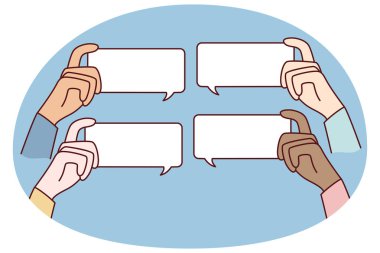 Çeşitli insanların elleri internette yorum içeren baloncuklar tutuyor. Kullanıcılar internette yorum yapıyor. Boş fotokopi alanı olan balonlardan bahset. Geri bildirim ve bildirim.