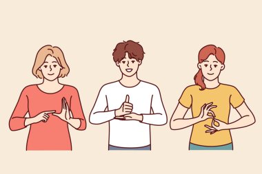 Sağır ve dilsiz insanlar konuşmak yerine iletişim kurmak için avuç içi işaretleri göstererek işaret dili kullanırlar. Erkek ve iki kadın el hareketleri yapıyor. Kapsama kavramı için işaret dili yorumu öğretiyorlar.