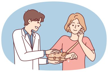 Travma veya yaralanmadan sonra erkek doktor hastaya bandaj takmasına yardım ediyor. Hastanede omzu kırık bir kadını tedavi eden bir terapist ya da cerrah. Vektör illüstrasyonu.