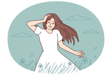 Yaz tarlasında yürüyen mutlu genç bir kadın yapışkan günün tadını çıkarıyor. Kırsaldaki gülümseyen kız akıl hastalığından kurtuldu. Vektör illüstrasyonu.