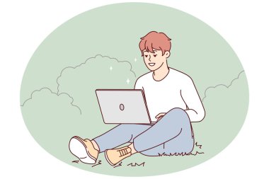 Gülümseyen genç adam parkta çimlere oturup dizüstü bilgisayarla çalışıyor. Mutlu adam dışarıda bilgisayarla rahatlıyor. Serbest çalışan ve uzaktan kumandalı. Vektör illüstrasyonu.