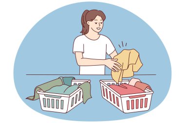 Çamaşır yıkamak için kirli çamaşırları düzenleyen bir kadın. Çamaşırhanede çamaşır sepetinde çamaşır toplayan bir kız. Ev işleri ve temizlik. Vektör illüstrasyonu.
