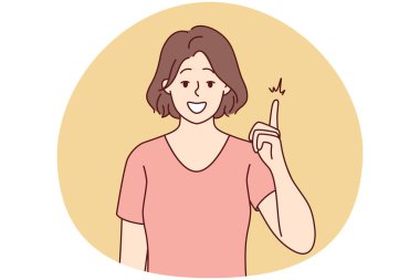 Gülümseyen genç kadın iyi bir iş fikri ya da düşüncesi yaratmak için parmağını kaldırdı. Mutlu kadın gösterisi ya iyi bir anlaşma ya da teklif. Vektör illüstrasyonu.