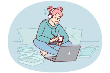 Kulaklıklı kız evde dizüstü bilgisayarla ders çalışıyor. Not defterine not alıyor. Kulaklıklı mutlu bayan öğrenci not defteri yazıyor. Bilgisayarda online dersi var. Vektör illüstrasyonu.