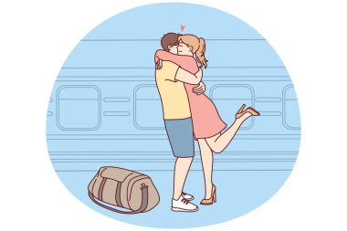 Mutlu çift kucaklaşması tren istasyonunda buluşuyor. Gülümseyen kız trenin yanındaki adamı kucaklıyor. Uzun mesafeli ilişki. Vektör illüstrasyonu.