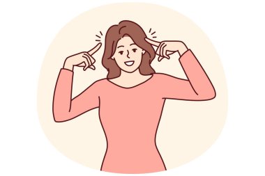 Gülümseyen kadın kendini başarılı ve kendinden emin hissederek işaret ediyor. Kafasında parmakları olan mutlu kadın şovu fikirler üretir. Vektör illüstrasyonu.
