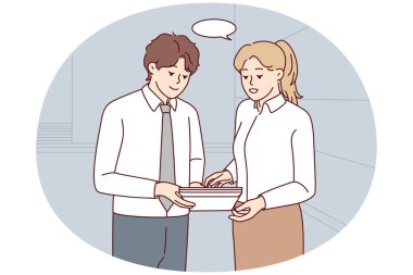 İş adamları, iş görüşlerini ofiste tartıştılar. İş arkadaşları ya da iş arkadaşları kağıt işleri hakkında beyin fırtınası yapıyorlar. Takım çalışması. Vektör illüstrasyonu.