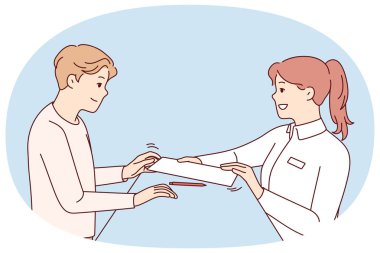 Kadın resepsiyonist oteldeki müşteri adına imzalamak için belge veriyor. Bayan yöneticinin resepsiyonda imzalaması gereken evrakları var. Vektör illüstrasyonu.