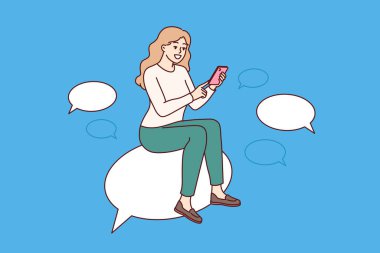 Kadın cep telefonuyla konuşuyor, konuşma balonunda oturuyor ve SMS yazıyor ya da sosyal ağlarda yorum yapıyor. Mesaj gönderme yeteneği olan akıllı telefonlar için kurye uygulamaları kullanan kız sohbeti