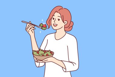 Kadın, hastalıklardan kurtulmak ve sağlıklı bir hayat sürmek için yeşil yosun salatası yiyerek diyet yapıyor. Beslenme uzmanının önerdiği gibi, organik sebze yemekten hoşlanan mutlu bir kız.