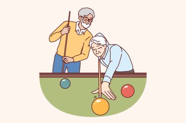 Yaşlı erkekler bilardo oynayarak, emeklilikten sonra arkadaşlarıyla vakit geçirmelerine izin veren favori hobilerinin keyfini çıkarıyorlar. Erkek emekliler bilardo masasının yanında Amerikan bilardosunda yarışıyorlar.