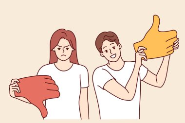 Karşıt görüşe sahip çiftler ürün veya servise farklı dereceler veriyorlar, ve başparmaklarını kaldırıp kabul etmediklerini gösteriyorlar. Geniş gülüşlü muhalif erkek ve web sitesi kullanıcısı olan üzgün kadın.