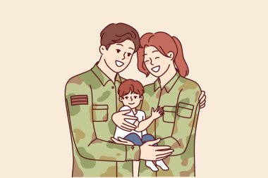 Asker üniformalı kadın ve erkek, askeri ve askeri mesleklerin tanıtımı için küçük oğlunu kucaklıyorlar. Mutlu çift askerler birbirini sever ve aile gününü kutlar..