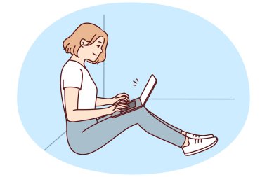 Duvarın yanında dizüstü bilgisayarı kucağında oturan pozitif kadın serbest yazar. Kız, internet üzerinden müdürün talimatlarını yerine getirirken rahat bir ortamda çalışıyor. Düz vektör illüstrasyonu