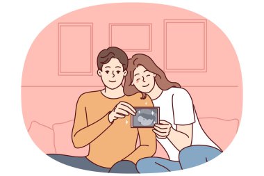 Gülümseyen genç çift koltukta oturup hamilelik konusunda heyecanlı bir embriyo görüntüsü sergiliyor. Mutlu aile, bebek ultrasonu görüntüsünü gösterir. Gelecekteki ebeveynlik. Vektör illüstrasyonu.