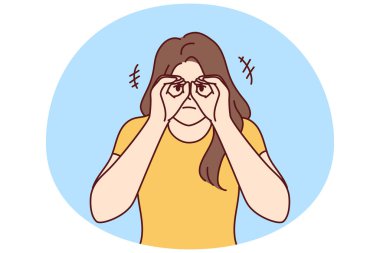 Dürbün yerine ellerle ekrana bakan meraklı kadın başka birinin sırrını öğrenmek istiyor. Odaklanmış kadın avuçlarını kaldırıp uzaktaki nesneye daha yakından bakar düz vektör görüntüsü.