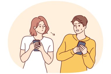 Adam cep telefonunu meraklı bir kadından gizliyor ve özel mekanda patlıyor. Kız, akıllı telefondan sosyal ağları kullanan utangaç bir erkek arkadaşın yazışmalarına bakıyor. Düz vektör illüstrasyonu