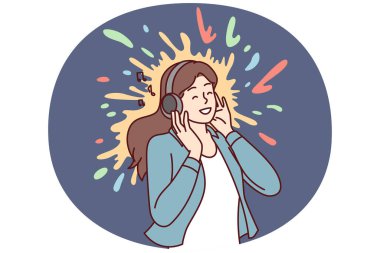 Olumlu kadın meloman kulaklıkla müzik dinliyor favori pop ya da rock müziğinin tadını çıkarıyor. Neşeli kız, müzik listesindeki şarkıları dinledikten sonra kulaklıkları kulaklarına bastırıyor ve gülümsüyor. Düz vektör resmi