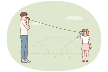 Küçük kız babasıyla parkta uzaktan konuşmak için halatla bağlanmış bardaklarla oynuyor. Adam yürüyüş sırasında kızıyla birlikte iki kupadan ev yapımı telefonu nasıl kullanacağını öğretiyor. Düz vektör illüstrasyonu