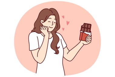 Tatlı tatlıyı çerez olarak kullanıp açlığı çabucak ortadan kaldırmak için siyah çikolatanın tadını çıkaran mutlu kadın. Şeker hastalığıyla savaşmak ve insülin miktarını arttırmak için şeker içerikli sütlü çikolata konsepti